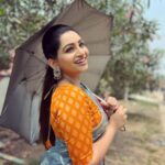 Nakshathra Nagesh Instagram – Sutterikum suriyan is also okay when it’s for #vijaytelevisionawards! Time to celebrate colleagues and have fun 🥳🥳 
Blouse by the sweetest @abarnasundarramanclothing 
Saree from the darling mom(-in-law) 🧿 
Earrings @rajifancy 
#grateful #tamizhumsaraswathiyum