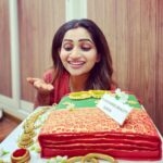 Nakshathra Nagesh Instagram - True facts! 1. I am holding a cake and it’s 100% edible! 2. I made my husband take a 100 photos and wait for 2 hours to cut it because it was too pretty 😍 3. @cakekart.in can make the sky fall down because I don’t think there’s anything they can’t do. 🙈 I mean just looook! You can try to buy me a million gifts but every celebration feels incomplete without a special cake and that’s where @cakekart.in makes every dream come true! Thank you soooo much @cakekart.in . You are going to be troubled very often now 😋