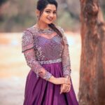 Nakshathra Nagesh Instagram – For #vijaytelevisionawards #prelude 🥳 
Wearing @studio149 
Hair @durga_hair_stylist 
Shot by my darling haraneyyyy @haran_official_ ❤️ 
#tamizhumsaraswathiyum #grateful