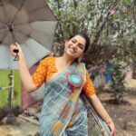 Nakshathra Nagesh Instagram – Sutterikum suriyan is also okay when it’s for #vijaytelevisionawards! Time to celebrate colleagues and have fun 🥳🥳 
Blouse by the sweetest @abarnasundarramanclothing 
Saree from the darling mom(-in-law) 🧿 
Earrings @rajifancy 
#grateful #tamizhumsaraswathiyum