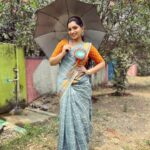 Nakshathra Nagesh Instagram – Sutterikum suriyan is also okay when it’s for #vijaytelevisionawards! Time to celebrate colleagues and have fun 🥳🥳 
Blouse by the sweetest @abarnasundarramanclothing 
Saree from the darling mom(-in-law) 🧿 
Earrings @rajifancy 
#grateful #tamizhumsaraswathiyum