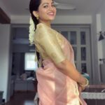 Nakshathra Nagesh Instagram – When I had to attend a wedding in the family and head to shoot, I attended the wedding dressed as #beingsaraswathy 😋 #winwinsituation 
Saree @beauty_cosmetics_studio