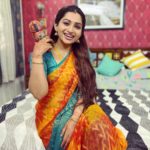 Nakshathra Nagesh Instagram – Another pretty saree from @aatwos and this time, my entire unit helped me pose 😋