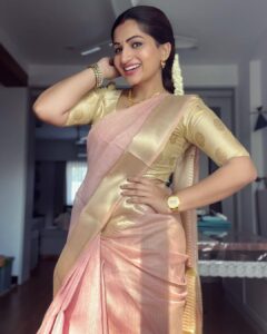 Nakshathra Nagesh Instagram - When I had to attend a wedding in the family and head to shoot, I attended the wedding dressed as #beingsaraswathy 😋 #winwinsituation Saree @beauty_cosmetics_studio