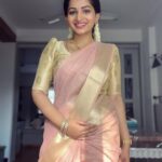 Nakshathra Nagesh Instagram – When I had to attend a wedding in the family and head to shoot, I attended the wedding dressed as #beingsaraswathy 😋 #winwinsituation 
Saree @beauty_cosmetics_studio