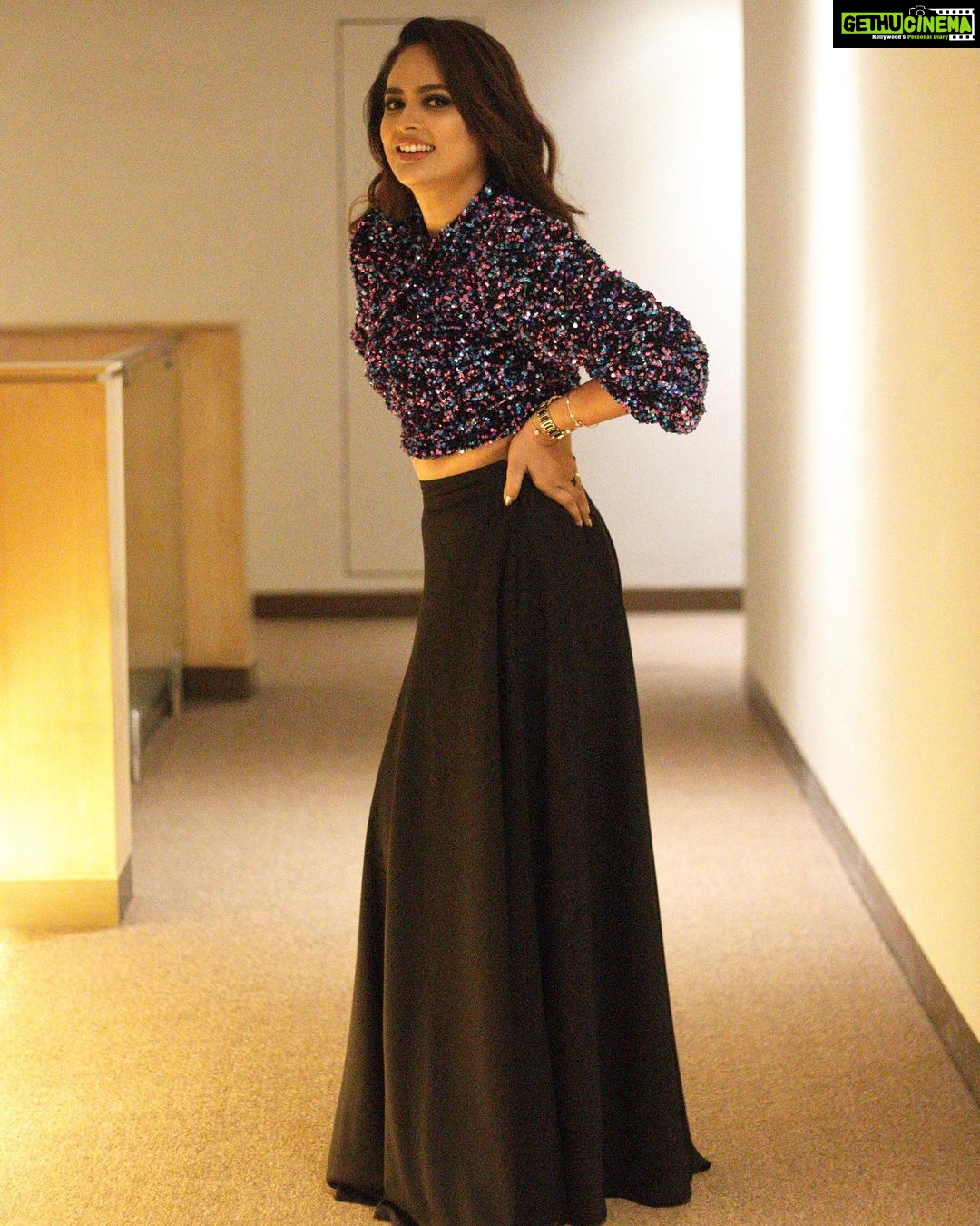 Nandita Swetha Instagram - Jus wanted to be simple & elegant for @jfwdigital awards.. makeup & hair @whatawink @samanthajagan πππ Clicked by @sat_narain wearing - Top - @zara π½ Skirt - @reshmakunhi @becomingbyreshmakunhi - ππ»ππ» . #jfwawards #nenjammarappathillai #glitter #tamilmovie Chennai, India