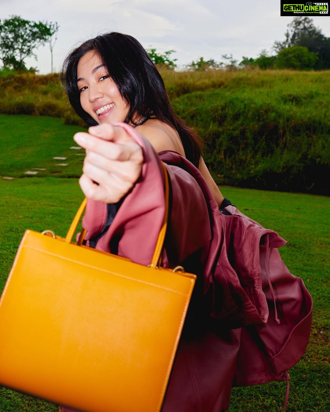 Narelle Kheng Instagram - I think I need more consistency in my life so I’ve decided that this will be my orange/angbao 🍊🧧 bag FOREVER, and I’ll come every Chinese New Year with angbaos overflowing so all the kids will be 🤑 when they look at the bag but I’ll be like 😏 bow to me first. Jkjksksksksks #CoachNY #CoachSS22 @coach