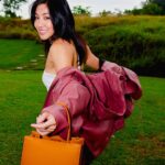 Narelle Kheng Instagram – I think I need more consistency in my life so I’ve decided that this will be my orange/angbao 🍊🧧 bag FOREVER, and I’ll come every Chinese New Year with angbaos overflowing so all the kids will be 🤑 when they look at the bag but I’ll be like 😏 bow to me first. Jkjksksksksks

#CoachNY #CoachSS22 @coach