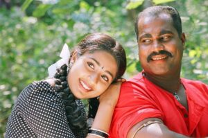 Navya Nair Instagram - വാക്കത്തി വാസുവിന്റെ തത്ത ... മണി ചേട്ടന്റെ ഓർമ്മ ദിവസം .. ഇപ്പോഴും സിനിമകളിലൂടെയും പാട്ടുകളിലൂടെയും ഞങ്ങളുടെ കൂടെ തന്നെ ഉണ്ട് മണി ചേട്ടൻ ..