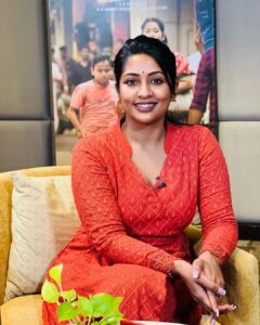 Navya Nair Instagram - They asked him “how is your life ?” He smiled and answered “she is fine ..” NAG MUA : @amal_ajithkumar Styling : @rn.rakhi Garment : @alka.hari Jewellery : @adorebypriyanka Assisted : prardhana