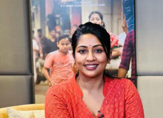 Navya Nair Instagram - They asked him “how is your life ?” He smiled and answered “she is fine ..” NAG MUA : @amal_ajithkumar Styling : @rn.rakhi Garment : @alka.hari Jewellery : @adorebypriyanka Assisted : prardhana