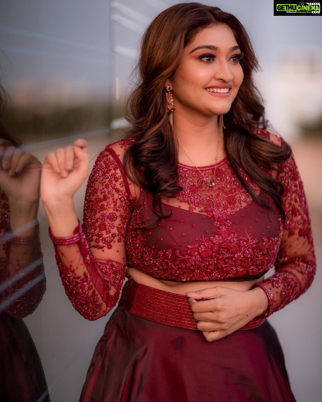 Neelima Rani Instagram - Dreamy eyes ❤️ I got a last minute call from #radheshyam team to host the event.I was so nervous because I was about to face the media after two years! All I know was approach my friends and ask them for help.Vaishali of @nirali_design_house and @jeevithamakeupartistry jeevi literally made my day with their support and pulled out this look so gracefully.Final touch was @camerasenthil anna clicks 😍 I’m proud of my tribe! I thank the universe Costume by @nirali_design_house MUA @jeevithamakeupartistry Magician behind lens @camerasenthil
