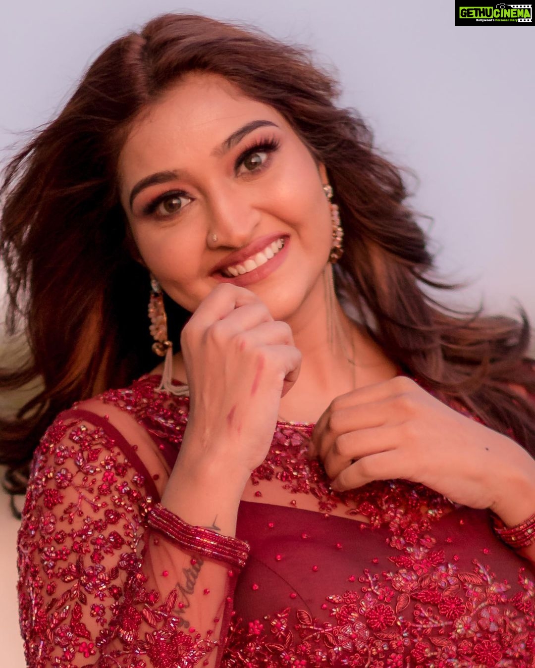 Neelima Rani Instagram - Dreamy eyes ❤️ I got a last minute call from #radheshyam team to host the event.I was so nervous because I was about to face the media after two years! All I know was approach my friends and ask them for help.Vaishali of @nirali_design_house and @jeevithamakeupartistry jeevi literally made my day with their support and pulled out this look so gracefully.Final touch was @camerasenthil anna clicks 😍 I’m proud of my tribe! I thank the universe Costume by @nirali_design_house MUA @jeevithamakeupartistry Magician behind lens @camerasenthil