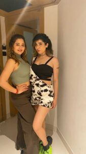 Neha Bhasin Instagram - Sexy ladies on the floor 💞 . @nehabhasin4u . #rashamidesai #rashamians #nehabhasin #reel #trendingreels #dance #❤️ Juhu, Mumbai
