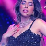 Neha Bhasin Instagram - 'Laung Gawacha' Live and Wild Choreography @shiamakofficial @shiamakindiaofficial Outfit by @jiyabyveerdesignstudio Styled by @ankiitaapatel #NehaBhasin #launggawacha #dholmix #trending #punjabisong #punjabifolk #smulemirchimusicawards