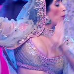 Neha Bhasin Instagram - So many brides, have danced on my rendition of #chittakukkad, this time it was my turn to wear a beautiful bridal outfit and perform on this stunning choreography by @shiamakofficial At this year's Mirchi Music Awards. #NehaBhasin #folksong #bridaldance #smulemirchimusicawards #punjabifolk