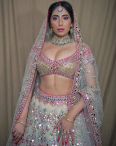 Neha Bhasin Instagram - Thank you @abhinavmishra_ for making women feel like Queens, in your beautiful creations.

Outfit by @abhinavmishra_
Styled by @ankiitaapatel
Assisted by @nehasarkar04
Hair @salon_muah
📸 @rishabhkphotography