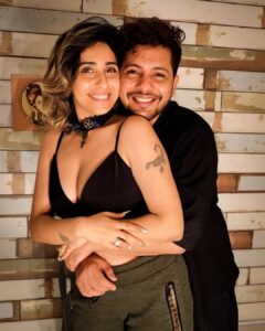 Neha Bhasin Instagram - Gantundi Aka Nishu,
I just want to say it was great to hug you, talk to you, bite you, scream, shout and be abnormal with you again.
Dayan tu tedi hai ( waise main bhi hoon)
Par meri hai.
Stay happy, stay blessed ❤️