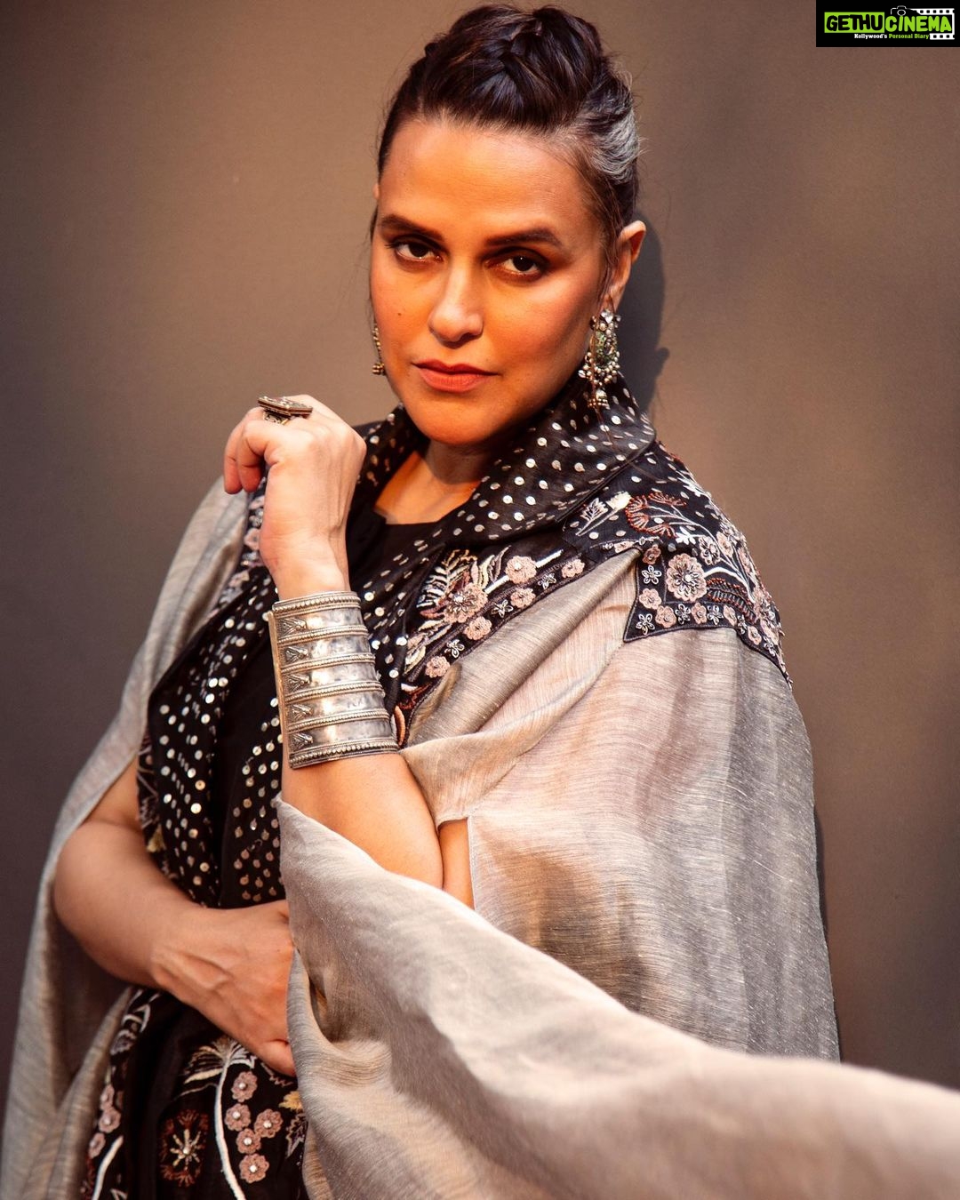 Neha Dhupia Instagram - Flare … #hostmodeon @criticschoicefilmawards … in @samantchauhan styled by @ayeshakhanna20 muah @venusferreira managed by @thakkerrishi 📸 @kapilcharaniya