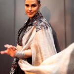 Neha Dhupia Instagram - Flare … #hostmodeon @criticschoicefilmawards … in @samantchauhan styled by @ayeshakhanna20 muah @venusferreira managed by @thakkerrishi 📸 @kapilcharaniya