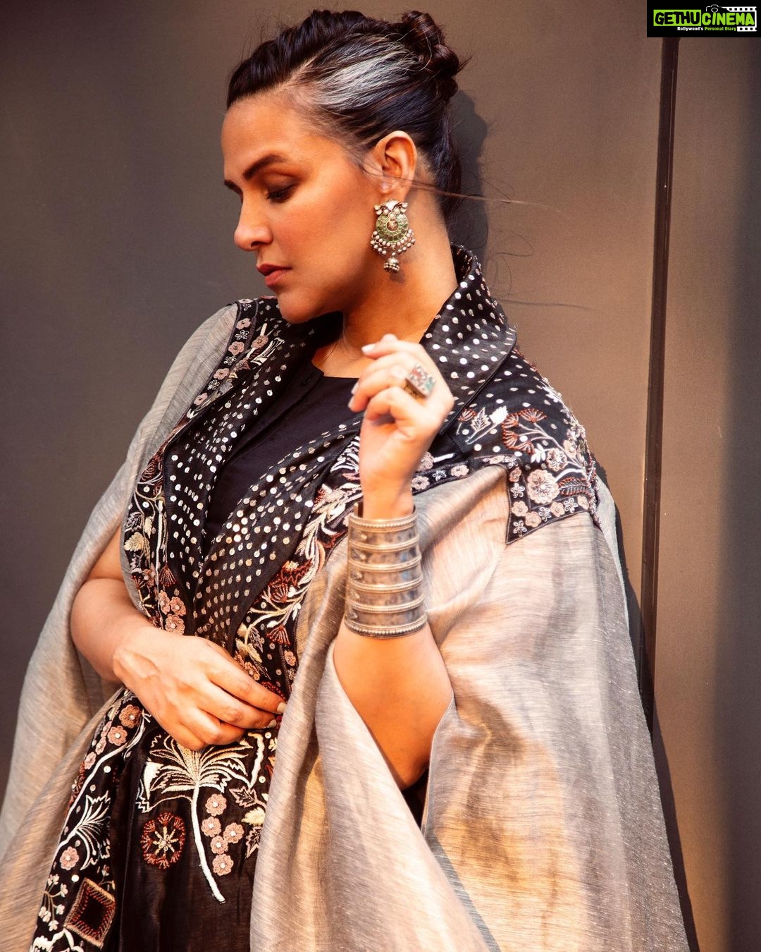 Neha Dhupia Instagram - Glare 👀 … #hostmodeon @criticschoicefilmawards in @samantchauhan styled by @ayeshakhanna20 muah @venusferreira managed by @thakkerrishi 📸 @kapilcharaniya