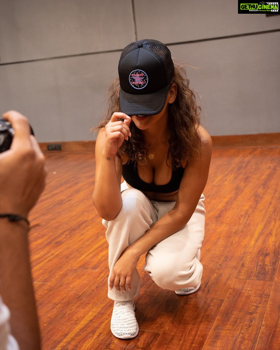 Neha Sharma Instagram - Make some noise coz #kudiyanlahorediyan is here..my baby girl..more power to you..ππ§Ώ #aishasharma #songoutnow @aishasharma25 @harrdysandhu @arvindrkhaira @jaani777 @bpraak @reshmaamerchant #cutenessoverload #linkinbio . . . π· @vishalmagaly