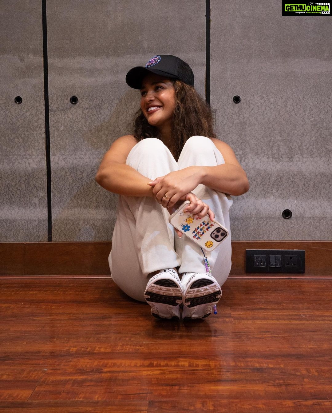 Neha Sharma Instagram - Make some noise coz #kudiyanlahorediyan is here..my baby girl..more power to you..ππ§Ώ #aishasharma #songoutnow @aishasharma25 @harrdysandhu @arvindrkhaira @jaani777 @bpraak @reshmaamerchant #cutenessoverload #linkinbio . . . π· @vishalmagaly