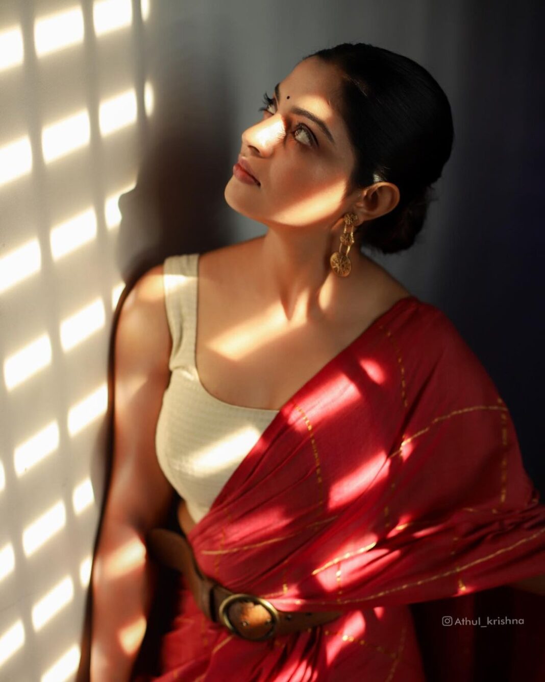 Nikhila Vimal Instagram - It’s better to look up 😉 Saree : @roukabysreejithjeevan Styling: @styledbysmiji Jewellery: @celia_palathinkal Makeup: @sajithandsujith Photographer: @athul_krishna________