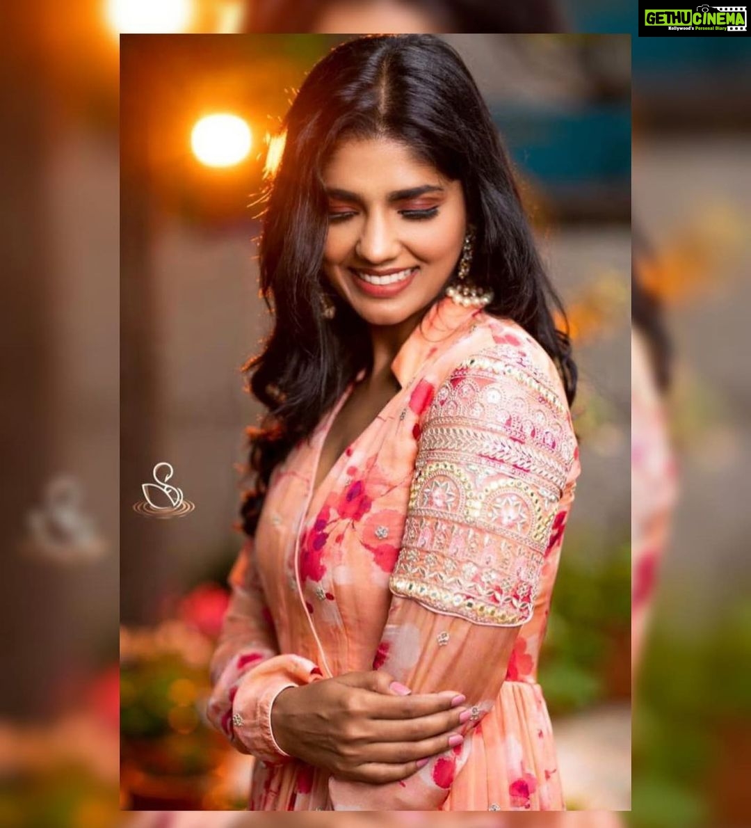 Niranjani Ahathian Instagram - Colour up your life โค๏ธ HAPPY HOLI ๐ธ๐ธ๐ธ Outfit: @annamstudio Designed and Styled by: @pradeepkumar0606 Assist : @jai_joseph_69 Shot by: @68focus_photography MUA: @rinkymakeup_artist Hairstylist: @kalps_makeover_artist Retouch: @dhana__lee .