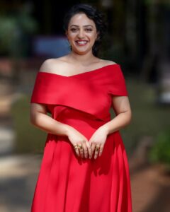 Nithya Menen Instagram - Gala Rounds of Indian Idol are here ! 🎉

Outfit : @official_rutuneeva
Styling - @harmann_kaur_2.0  @poojakaranam
Shot by - @valmikiramuphotography
Jewellery - @tuluaindia
@shopanatina 
MUA - @makeupartistpj
Hair - @meghna_hairstylist