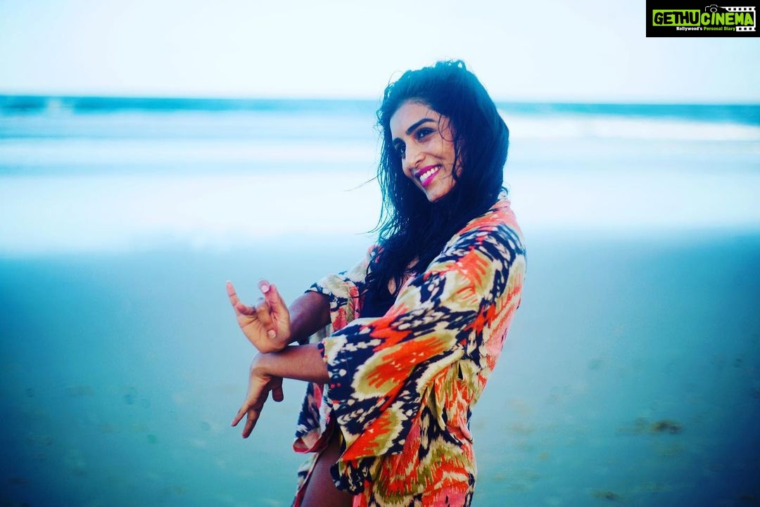 Pallavi Sharda Instagram - HAPPY HOLI! 💕💜 Wish I was spending one of my favourite Hindu festivals dancing and laughing as it was intended…. But instead I wish you all a bright transition into the new season and meditate upon the idea that good does and will always triumph over evil, even if the challenges right now may feel overwhelming. Sarvaswarupe Sarveshe Sarvashakti Samanvite 🙏🏽 #happyholi #holi #holihai