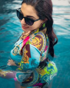 Parvatii Nair Instagram - Why not some under water adventure early in the  morning  if it’s a temperature controlled pool 🏊‍♀️? 
Thank u @conradbengaluru  for the lovely experience and thank you @idayoana for the pictures 🤩

Edits by @infinity_skylight