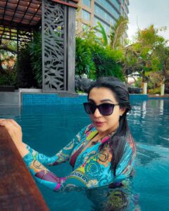 Parvatii Nair Instagram - Why not some under water adventure early in the  morning  if it’s a temperature controlled pool 🏊‍♀️? 
Thank u @conradbengaluru  for the lovely experience and thank you @idayoana for the pictures 🤩

Edits by @infinity_skylight