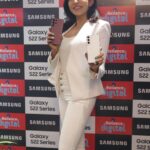 Parvatii Nair Instagram – Had a wonderful experience at the Samsung Galaxy S22 series launch at the Reliance Digital store in Chennai. The feature that i am in love with is the triple rear camera that has the 12 MP Ultra Wide Camera. My whole gang can fit in 😉 If your love clicking photos with your gang and looking for a phone that has this and more, the Samsung S22 series is the one you should check out. 
Visit Reliance Digital today and check out the Galaxy S22 series.
#GalaxyS22 #EpicUnboxing #ad 
@reliance_digital