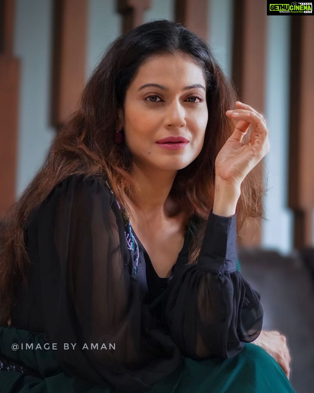Payal Rohatgi Instagram - Confidence is a key to success. Always stand with whatever your heart & soul say. Watch queen of humanity in #lockup show at 10.30 pm on @altbalaji & @mxplayer 🙏 #teampayal #payalrohatgi #shernipayal