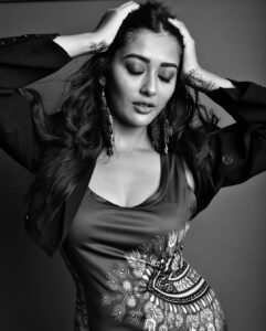 Pooja Jhaveri Instagram - From a good hair day to a bad hair day in a minute 🤦🏻‍♀️🐒👩🏻
.
.
#swipeleft 
.
.
Dress : @sheinofficial 
Styling : @_diyabasu 
Photography : @chromechannels.studio 
Mess : from my personal collection 😂🤫😈
.
.
#hotmess #photoshoot #photoshootday #fashionmodel #fashionblogger #instagood #blackandwhite #monochrome #stylediaries #quickfashion #hotphotoshoot #actor #actress #hyderabad #chennai #surat #mumbai #goa #delhi #punjab #usa #nyc #ootd #poojajjhaveri #poojajhaveri