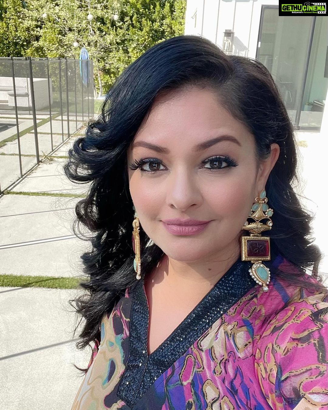 Pooja Kumar Instagram - I’m so honored to have been with our South Asian Film Fraternity celebrating the 10 Oscar nominees!!! Congrats and we are rooting for you on Sunday!!!! Go get ‘em!! Thank you @priyankachopra @anjula_acharia and @maneeshkgoyal @anitachatterbox for putting together this amazing event celebrating how far we have come! @vishalrjoshi @payal HMU @dreavmakeup Styling and @manishdayal @janina @richamoorjani Outfit- @silkthreads_official Jewelry - @amara_indiauk