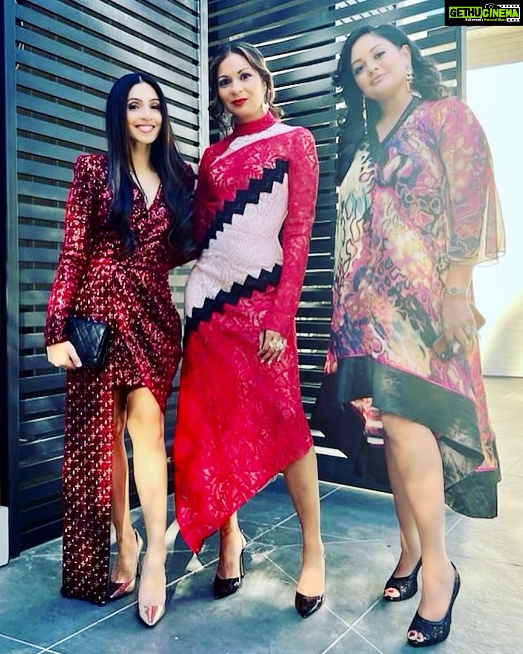 Pooja Kumar Instagram - I’m so honored to have been with our South Asian Film Fraternity celebrating the 10 Oscar nominees!!! Congrats and we are rooting for you on Sunday!!!! Go get ‘em!! Thank you @priyankachopra @anjula_acharia and @maneeshkgoyal @anitachatterbox for putting together this amazing event celebrating how far we have come! @vishalrjoshi @payal HMU @dreavmakeup Styling and @manishdayal @janina @richamoorjani Outfit- @silkthreads_official Jewelry - @amara_indiauk