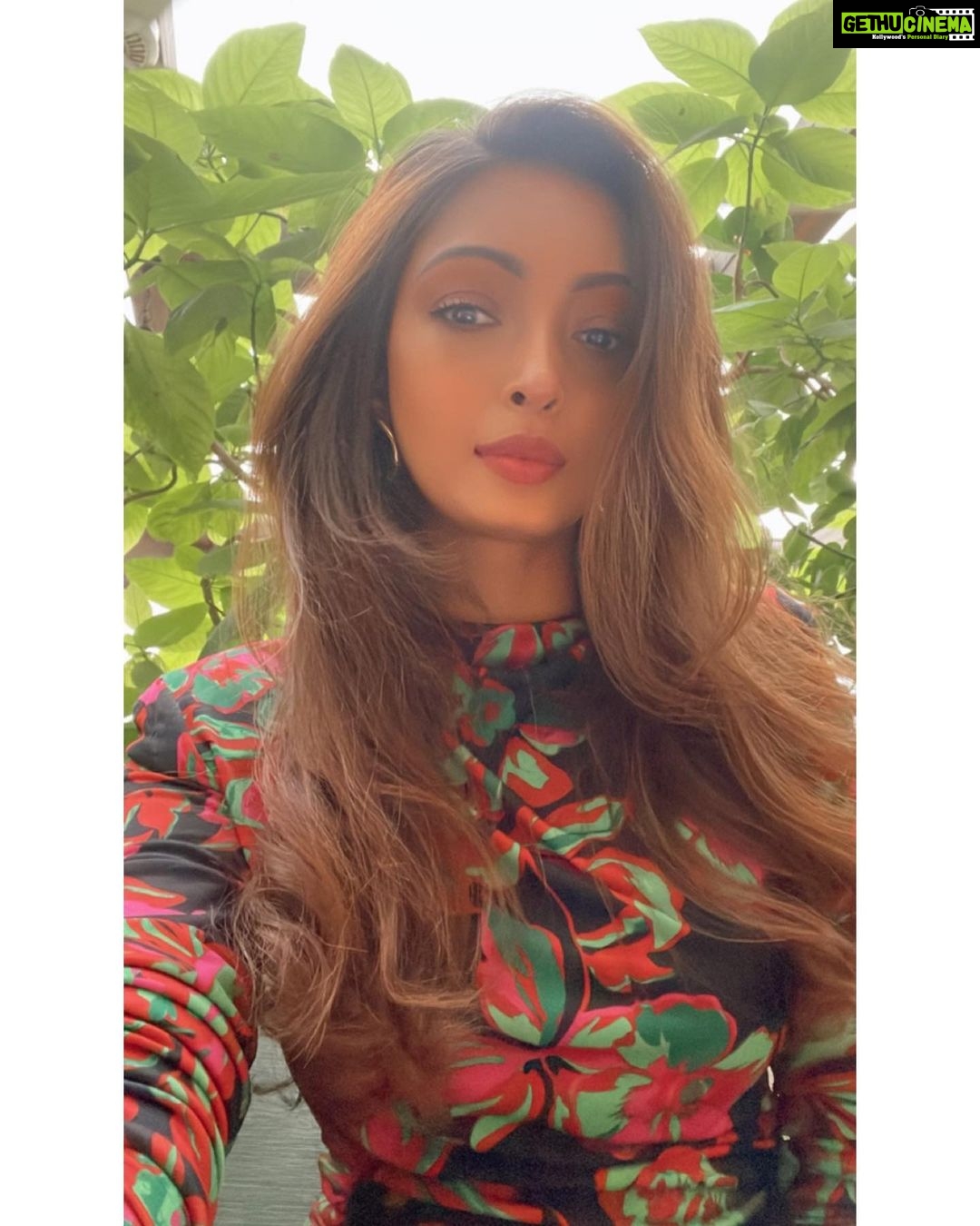 Pooja Salvi Instagram - Food, Friends, Sunshine🌞🍷 Soho House Mumbai