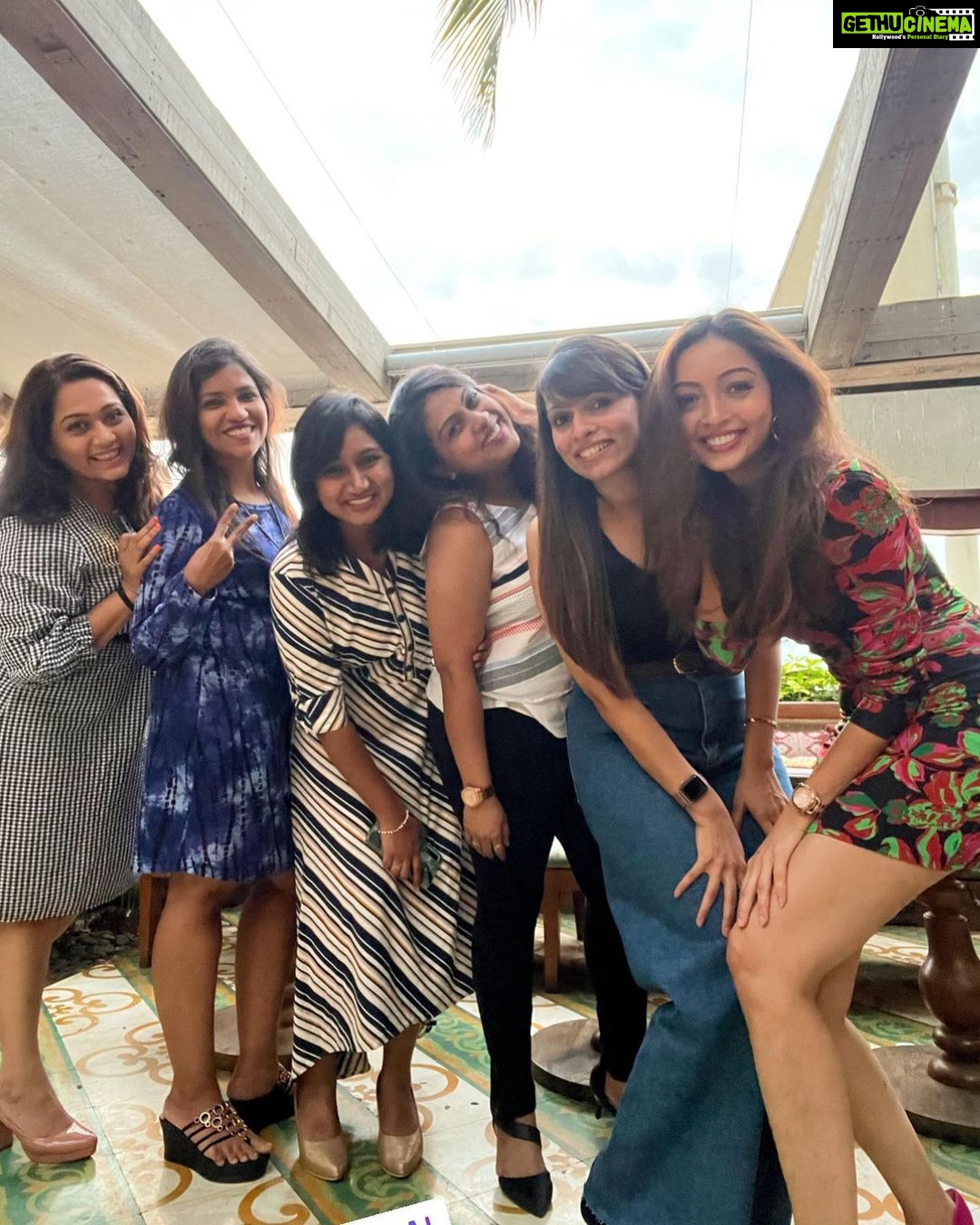 Pooja Salvi Instagram - Food, Friends, Sunshine🌞🍷 Soho House Mumbai