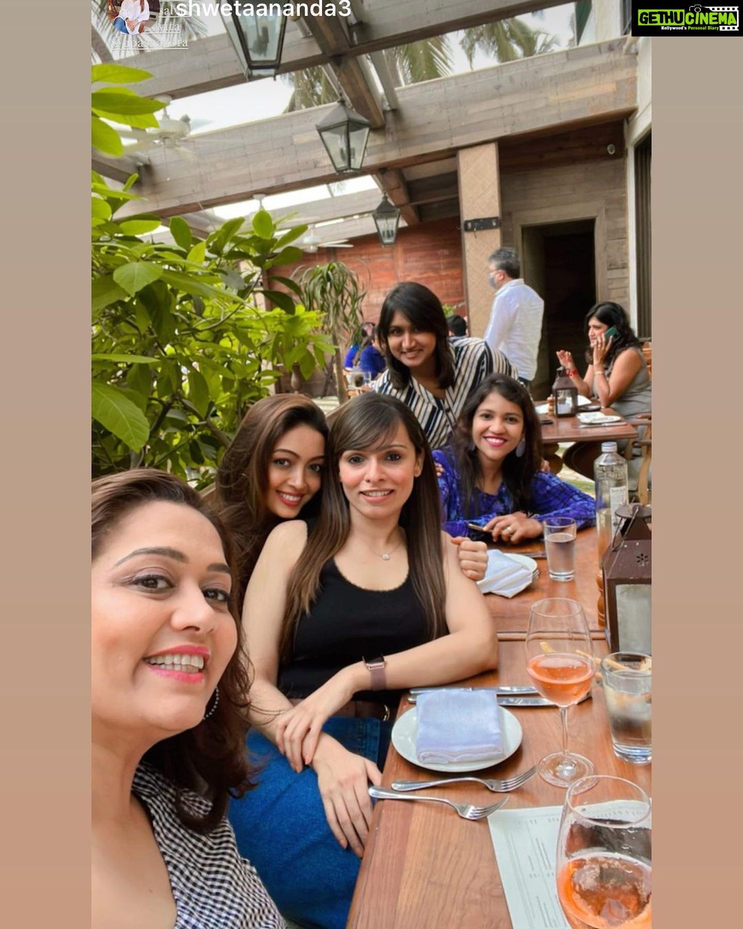 Pooja Salvi Instagram - Food, Friends, Sunshine🌞🍷 Soho House Mumbai