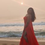 Poonam Bajwa Instagram - #sunriseoftheday#sandsoulandbeyond#thisiswhyilovemyjob @hairstylebynisha