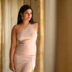 Poonam Bajwa Instagram - ✨✨✨ In the right light , At the right time, Everything is extraordinary Aaron Rose 📸@unique_amit212 @hairstylebynisha Mumbai, Maharashtra