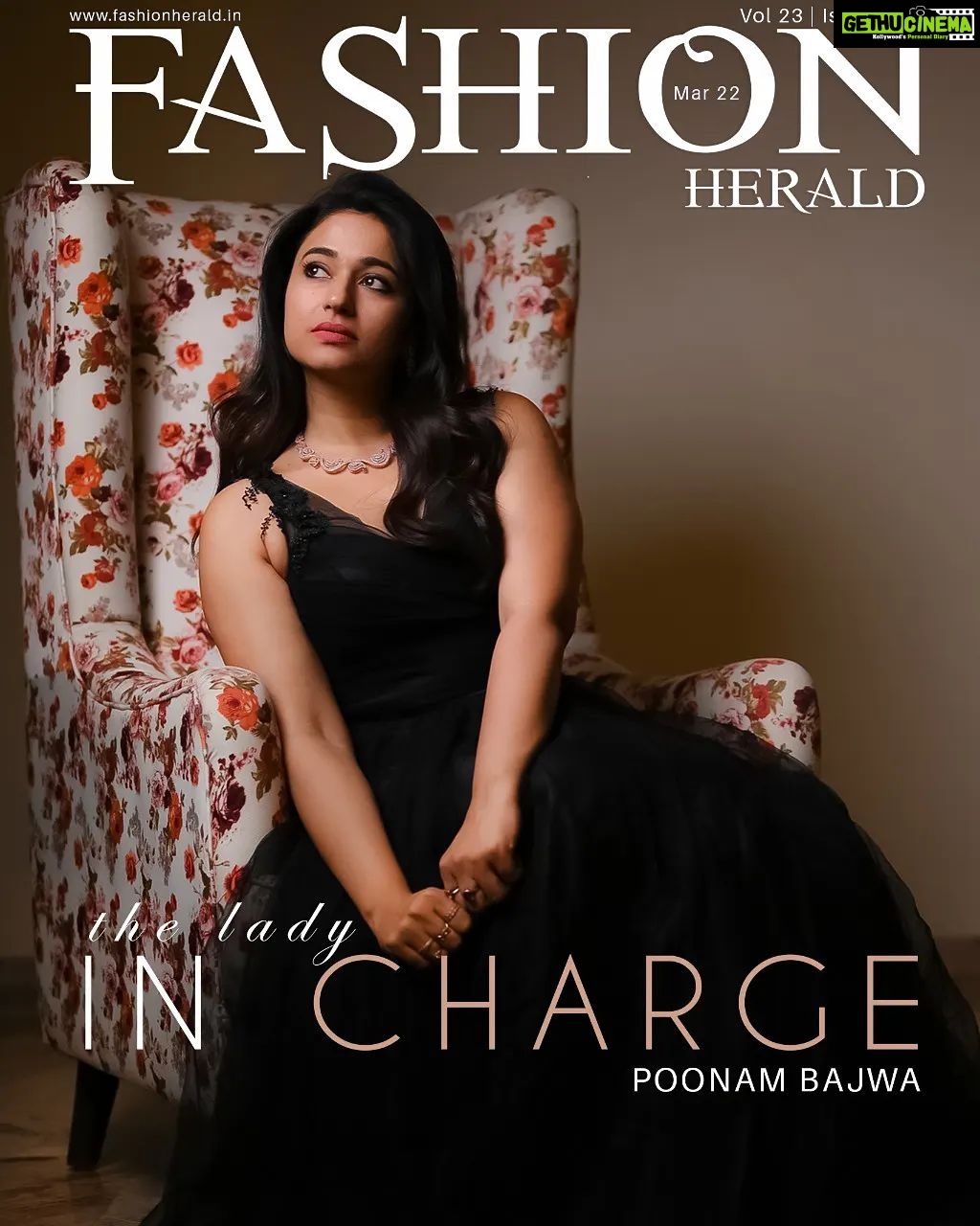 Poonam Bajwa Instagram - Had fun doin this !Cover Shot Fashion Herald!#meandblack#loveeeeeethis#inchargeindeed# @fashion.herald @unique_amit212 πΈπΈπΈ @hairstylebynisha πβ€οΈβ¨