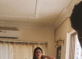 Poonam Bajwa Instagram - One day,on a sunny afternoon,in my drawing room, figuring how to pose! ✨✨✨✨✨✨✨✨✨✨✨✨✨✨ Lokhandwala Complex