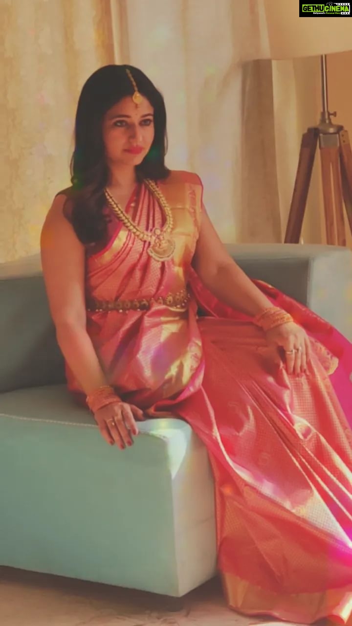 Poonam Bajwa Instagram - What was i daydreaming here i wonder? . #bts#collabdiaries#traditionalflash#colourmejoy Lokhandwala Complex