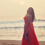 Poonam Bajwa Instagram - #sunriseoftheday#sandsoulandbeyond#thisiswhyilovemyjob @hairstylebynisha