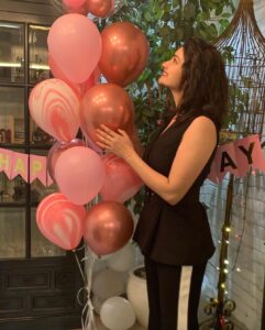 Prachi Desai Instagram - 🎪💃🏻🎈🎂

#Birthday #quarantine #home #cake #2020 #picoftheday #photooftheday #september #thankyou #gratitude #love #stars #dressedup #light #balloons #smile #laughter