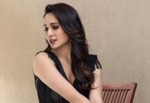Pragya Jaiswal Instagram - Make them stop & stare 🖤🖤 Glammed up for the 100 days Success event of #Akhanda #AkhandaKruthagnathaSabha : Outfit @sonaakshiraaj Jewelry @the_jewel_gallery Make up @deepikakarnanimakeovers Hair @rajesh_chinchili Photographer @shareefnandyala Stylist @neeraja.kona Asst Stylist @manogna_gollapudi