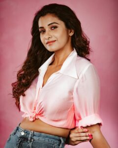 Priya Bhavani Shankar Instagram - So an entire styling, make up, lights, photographer, edit team works behind to get a perfect shot and I get to post it with some caption saying, ‘how she has a beautiful heart&fierce soul blah blah.. ’ !! 🤷🏻‍♀️ IRONY 

Styled by @anushaa13 
Asst stylist lavanya_desigan 
Shirt @notsosure.in 
HMU @makeupmaliksam 
PC @arunprasath_photography